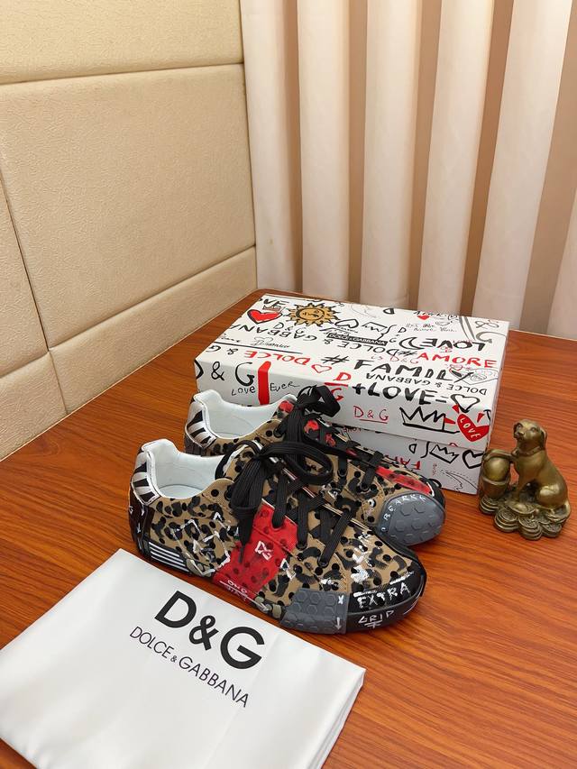 实价： Dolce＆Gabbana Dg 原版进口头层牛皮羊皮内里，上脚轻便、舒适 、百搭、原版特供大底深受潮流男士的青睐欢迎对比品质精致奢华，超a级别！版型对